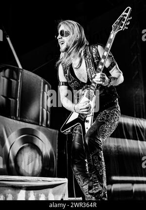 Richie Faulkner, membre du groupe Judas Priest, se produisant en concert le 2e jour du deuxième festival annuel de musique heavy metal Las RAGEOUS qui se tient au DLVEC Banque D'Images