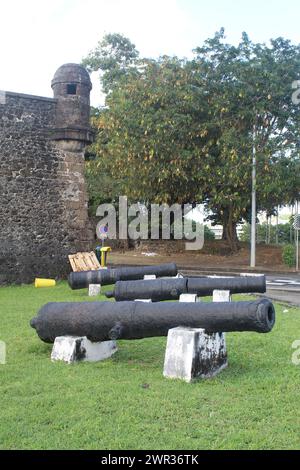 Trois canons vintage à l'extérieur de Fort Saint Louis à Fort-de-France, Martinique Banque D'Images