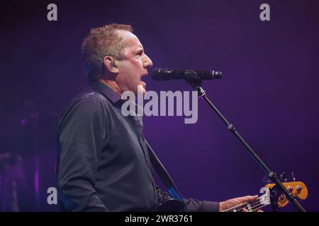 Andy McCluskey de Orchestral manœuvres in the Dark (alias OMD) se produisant sur scène lors de leur tournée Bauhaus Staircase Banque D'Images