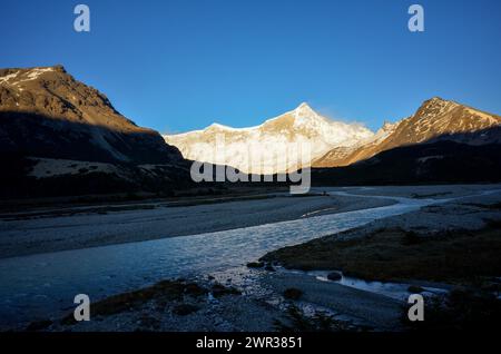 Le sommet du Cerro San Lorenzo glacié au lever du soleil, Parc National Perito Moreno, Patagonie, Argentine Banque D'Images