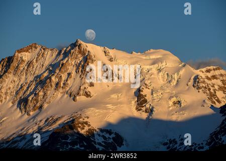 Le sommet enneigé du Cerro Hermoso au lever du soleil avec la lune, Parc National Perito Moreno, Patagonie, Argentine Banque D'Images