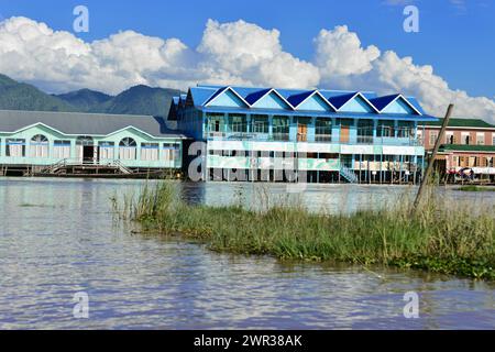 Habitation colorée sur la rive d'un lac, Inle Lake, Myanmar Banque D'Images