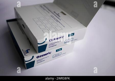 Boîte partiellement ouverte du médicament Ozempic avec des instructions de dosage, pour les patients diabétiques 2, Stuttgart, Bade-Wuerttemberg, Allemagne Banque D'Images