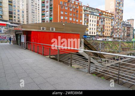 Étage supérieur de la gare de Zabalburu avec des trains en mouvement. Bilbao-pays Basque-Espagne. Banque D'Images