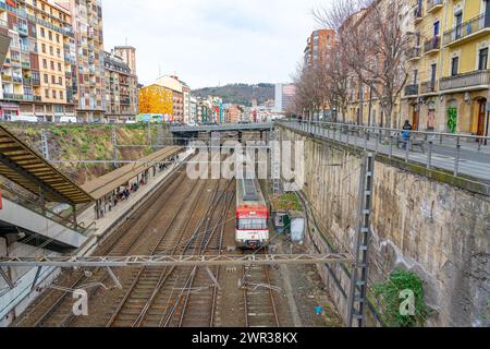 Étage supérieur de la gare de Zabalburu avec des trains en mouvement. Bilbao-pays Basque-Espagne. Banque D'Images