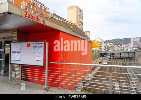 Étage supérieur de la gare de Zabalburu avec des trains en mouvement. Bilbao-pays Basque-Espagne. Banque D'Images