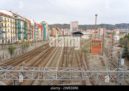 Étage supérieur de la gare de Zabalburu avec des trains en mouvement. Bilbao-pays Basque-Espagne. Banque D'Images