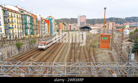 Étage supérieur de la gare de Zabalburu avec des trains en mouvement. Bilbao-pays Basque-Espagne. Banque D'Images