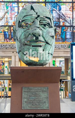 Intérieur de la gare Abando Idalecio Prieto, mettant en évidence un buste en son honneur. Bilbao-pays Basque-Espagne.13-3-2024 Banque D'Images