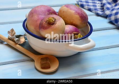 Navets violets en casserole et cuillère de cuisson avec cube de bouillon, Brassica rapa Banque D'Images