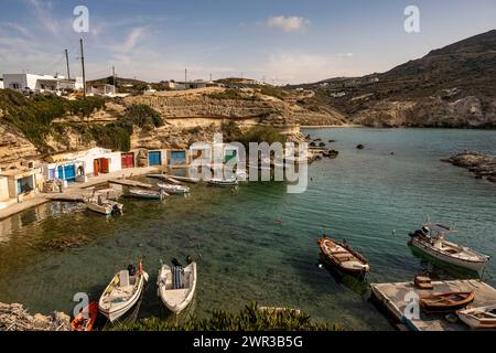 Vue sur le petit port de pêche de Mantrakia, Milos, Cyclades, Grèce Banque D'Images