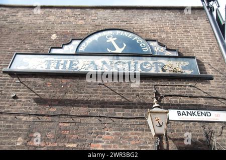 Signez pour le Anchor Pub, Bankend, Southwick, Londres, Royaume-Uni. The Anchor est un pub situé dans le quartier londonien de Southwark. Il est dans la localité Bankside sur le Banque D'Images