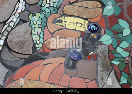 Mosaïque murale avec toucan géant par Isidora Paz Lopez 2019, un, bec, grand, jaune, toucan, figure d'oiseau, figures de fleurs, artisanat, tuiles, Lopez Banque D'Images