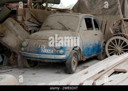 Fiat 500 dans la grange, Italie, Asti, Piémont, Italie Banque D'Images