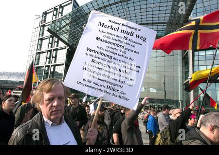 Un participant à la démo Merkel muss weg. Manifestation de participants populistes de droite et d'extrême droite, y compris des partisans du NPD, Pegida Banque D'Images