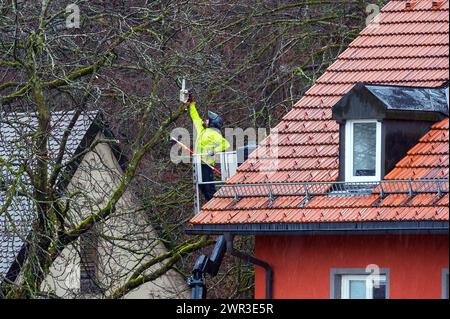 Entretien des arbres avec plate-forme de travail et tronçonneuse, Kempten, Allgaeu, Bavière, Allemagne Banque D'Images