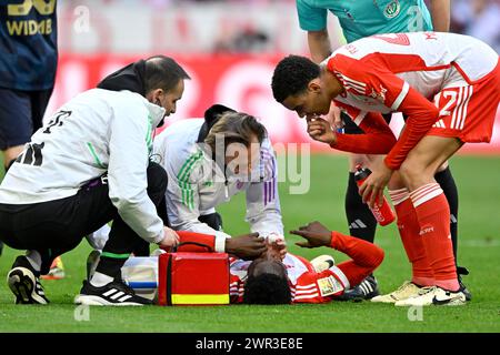 Alphonso Davies Bayern FC Muenchen FCB (19) blessé, dents cassées, soignant, Jamal Musiala FC Bayern Muenchen FCB (42), Allianz Arena, Munich Banque D'Images