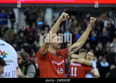 Grenade, Espagne. 10 mars 2024. FCB Granada (les joueurs célèbrent leur victoire lors du match de Liga Endesa entre le FCB Granada et Bilbao basket au Palacio de los Deportes le 09 mars 2024 à Grenade. Le FCB Grenade gagne 87-79 (photo de José M Baldomero/Pacific Press) crédit : Pacific Press Media production Corp./Alamy Live News Banque D'Images