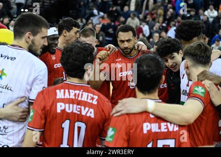 Grenade, Espagne. 10 mars 2024. FCB Granada (les joueurs célèbrent leur victoire lors du match de Liga Endesa entre le FCB Granada et Bilbao basket au Palacio de los Deportes le 09 mars 2024 à Grenade. Le FCB Grenade gagne 87-79 (photo de José M Baldomero/Pacific Press) crédit : Pacific Press Media production Corp./Alamy Live News Banque D'Images