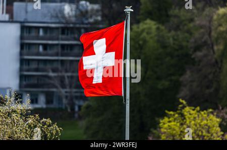 Eine Schweizer Fahne weht im Wind. (Kloten, Schweiz, 24.04.2023) Banque D'Images