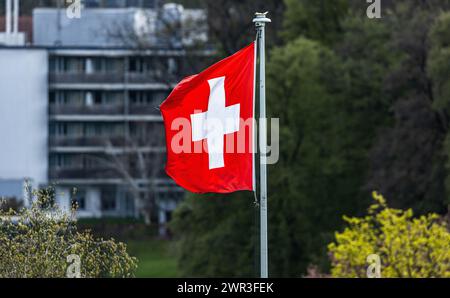 Eine Schweizer Fahne weht im Wind. (Kloten, Schweiz, 24.04.2023) Banque D'Images