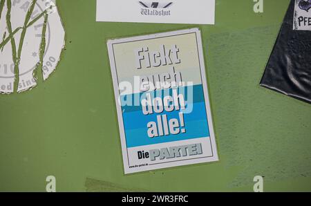 Ein Sticker mit der Aufschrift 'Fickt euch doch alle!' Von 'Die Partei' sieht verblasst aus. (Leibstadt, Schweiz, 07.01.2023) Banque D'Images