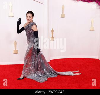 Hollywood, États-Unis. 10 mars 2024. Michelle Yeoh arrive sur le tapis rouge à la 96e cérémonie annuelle des Academy Awards à Los Angeles, en Californie, le dimanche 10 mars 2024. Depuis 1929, les Oscars ont reconnu l'excellence dans les réalisations cinématographiques. Photo de John Angelillo/UPI crédit : UPI/Alamy Live News Banque D'Images