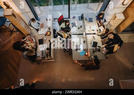 Équipe diversifiée d'employés engagés dans une réunion d'affaires multigénérationnelle. Banque D'Images