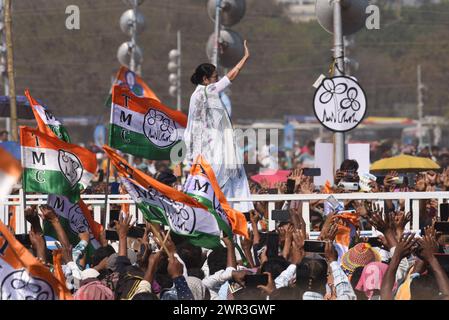 Kolkata, Inde. 10 mars 2024. Mamata Banerjee (C), ministre en chef de l'État indien du Bengale occidental et chef du parti Trinamool Congress (TC), fait des gestes devant les partisans réunis lors d'une réunion de masse avant les prochaines élections générales à Kolkata le 10 mars 2024. (Photo de Dipa Chakraborty/Pacific Press) crédit : Pacific Press Media production Corp./Alamy Live News Banque D'Images