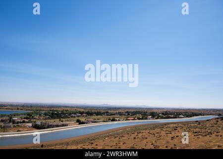 Aqueduc de Californie près de Palmdale, Californie, États-Unis, dans la vallée d'Antelope et le désert de Mojave. Banque D'Images