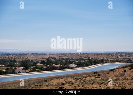 Aqueduc de Californie près de Palmdale, Californie, États-Unis, dans la vallée d'Antelope et le désert de Mojave. Banque D'Images