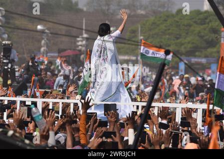 Kolkata, Bengale occidental, Inde. 10 mars 2024. Mamata Banerjee (C), ministre en chef de l'État indien du Bengale occidental et chef du parti Trinamool Congress (TC), fait des gestes devant les partisans réunis lors d'une réunion de masse avant les prochaines élections générales à Kolkata le 10 mars 2024. (Crédit image : © Dipa Chakraborty/Pacific Press via ZUMA Press Wire) USAGE ÉDITORIAL SEULEMENT! Non destiné à UN USAGE commercial ! Banque D'Images