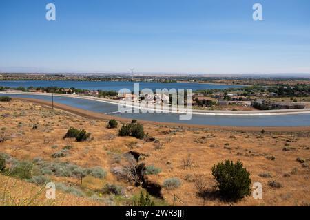 Aqueduc de Californie près de Palmdale, Californie, États-Unis, dans la vallée d'Antelope et le désert de Mojave. Banque D'Images