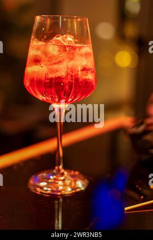 Cocktail Spritz aperol servi à Milan, Italie. Mise au point sélective. Banque D'Images