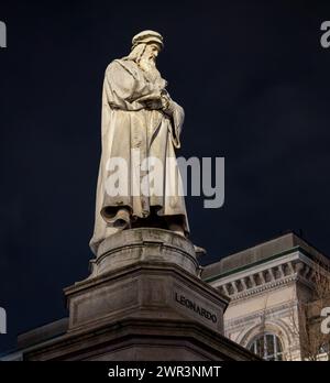 Monument de Léonard de Vinci près du célèbre théâtre la Scala à Milan, Italie Banque D'Images