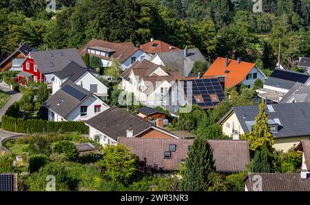 Eine Siedlung von Einfamilienhäuser in Rüdlingen-Buchberg im Kanton Schaffhausen. Einige der Häuser haben Solarzellen auf den Hausdächern. (Rüdlingen, Banque D'Images