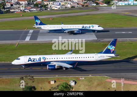 Azul Airlines Embraer 195 à l'aéroport de Congonhas. Paire d'avions E195 d'Azul Brazilian Airlines. Deux avions ERJ-195 de la compagnie aérienne Azul. Banque D'Images