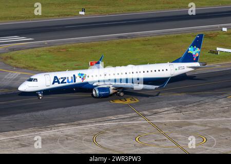 Azul Airlines Embraer 195 avion roulant. Avion E195 de Azul Brazilian Airlines. Avion ERJ-195 de la compagnie aérienne Azul. Banque D'Images