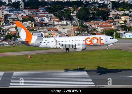 Avion Boeing 737 Max de GOL Airlines atterrissant à l'aéroport Congonhas de Sao Paulo. Avion de Gol Linhas Aéreas 737-8 Max à Congonhas. Banque D'Images