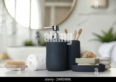 Accessoires de bain. Différents produits de soins personnels sur la table blanche dans la salle de bain Banque D'Images