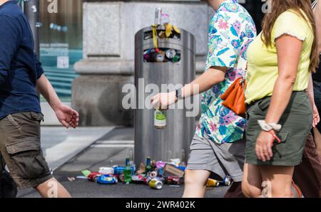 Bereits nach wenigen Stunden waren die Abfalleimer, wie hier an der Bahnhofstrasse voll. Die 30. Zürcher Parade de la rue zog hundertausende Menschen nac Banque D'Images