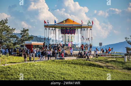 Ein Karussell im Flughafenpark oberhalb des Circle. Die Festbesucher vergnügen sich am Flughafenfest zum 75. Geburtstag des Flughafen Zürich. (Zürich, Banque D'Images