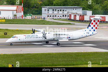 Eine Bombardier Dash 8 Q400 von Croatia Airlines startet von Startbahn 28 des Flughafen Zürich. Immatriculation 9A-CQB. (Zürich, Schweiz, 07.05.2023) Banque D'Images