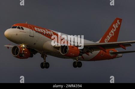 Ein Airbus A319-111 von EasyJet befindet sich in den Morgenstunden im Landeanflug auf den Flughafen Zürich. DAS Kurzstreckenflugzeug chapeau die Immatriku Banque D'Images