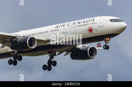 Ein Airbus A330-343X von Air Canada befindet sich im Landeanflug auf den Flughafen Zürich. Immatrikulation des Langstreckenflugzeug C-GHKC. (Zürich, S. Banque D'Images