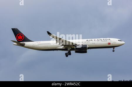 Ein Airbus A330-343X von Air Canada befindet sich im Landeanflug auf den Flughafen Zürich. Immatrikulation des Langstreckenflugzeug C-GHKC. (Zürich, S. Banque D'Images