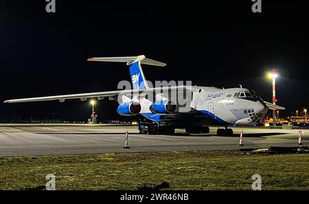 Eine in der ehemaligen Sowjetunion gebaute Ilyushin il-76TD der aserbaidschanischen Frachtfluggsellschaft Silk Way Airlines steht parkiert am Flughafe Banque D'Images