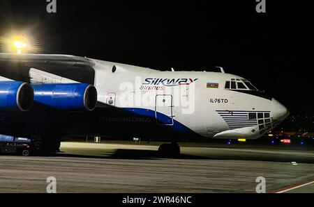 Eine in der ehemaligen Sowjetunion gebaute Ilyushin il-76TD der aserbaidschanischen Frachtfluggsellschaft Silk Way Airlines steht parkiert am Flughafe Banque D'Images