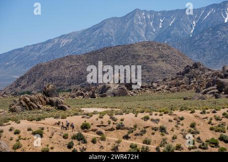 Randonneurs marchant dans les collines de l'Alabama, Californie, États-Unis, près des montagnes de l'est de la Sierra Nevada. Banque D'Images
