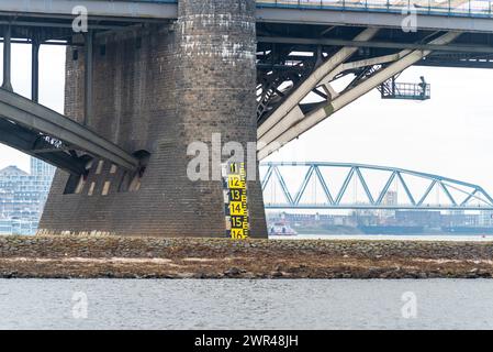 Pilier du pont Waal à Nimègue, pays-Bas avec indicateur de niveau d'eau Banque D'Images